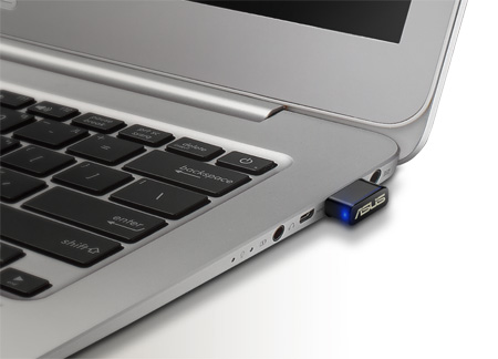 Der ASUS USB-AC53 Nano ist der weltweit kleinste MU-MIMO USB-WLAN-Adapter und kann nach dem Einstecken einfach im USB-Anschluss verbleiben – auf diese Weise lassen sich Notebooks im Handumdrehen aufrüsten